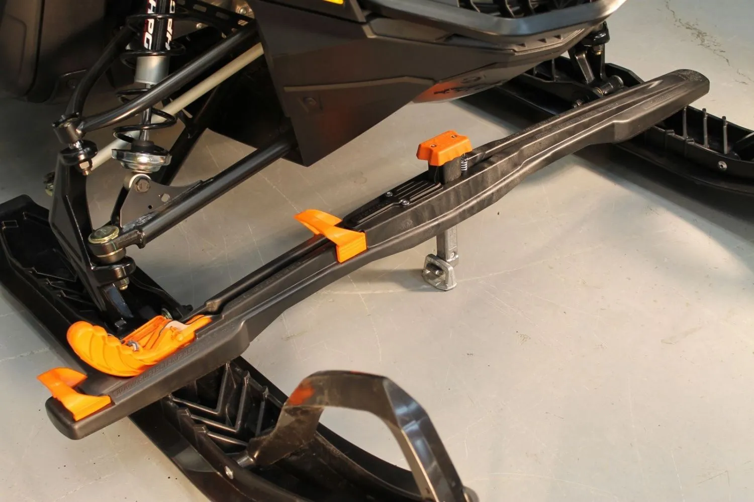 Пластиковые фиксаторы для крепления снегохода к кузову прицепа (передние) для Снегоходов