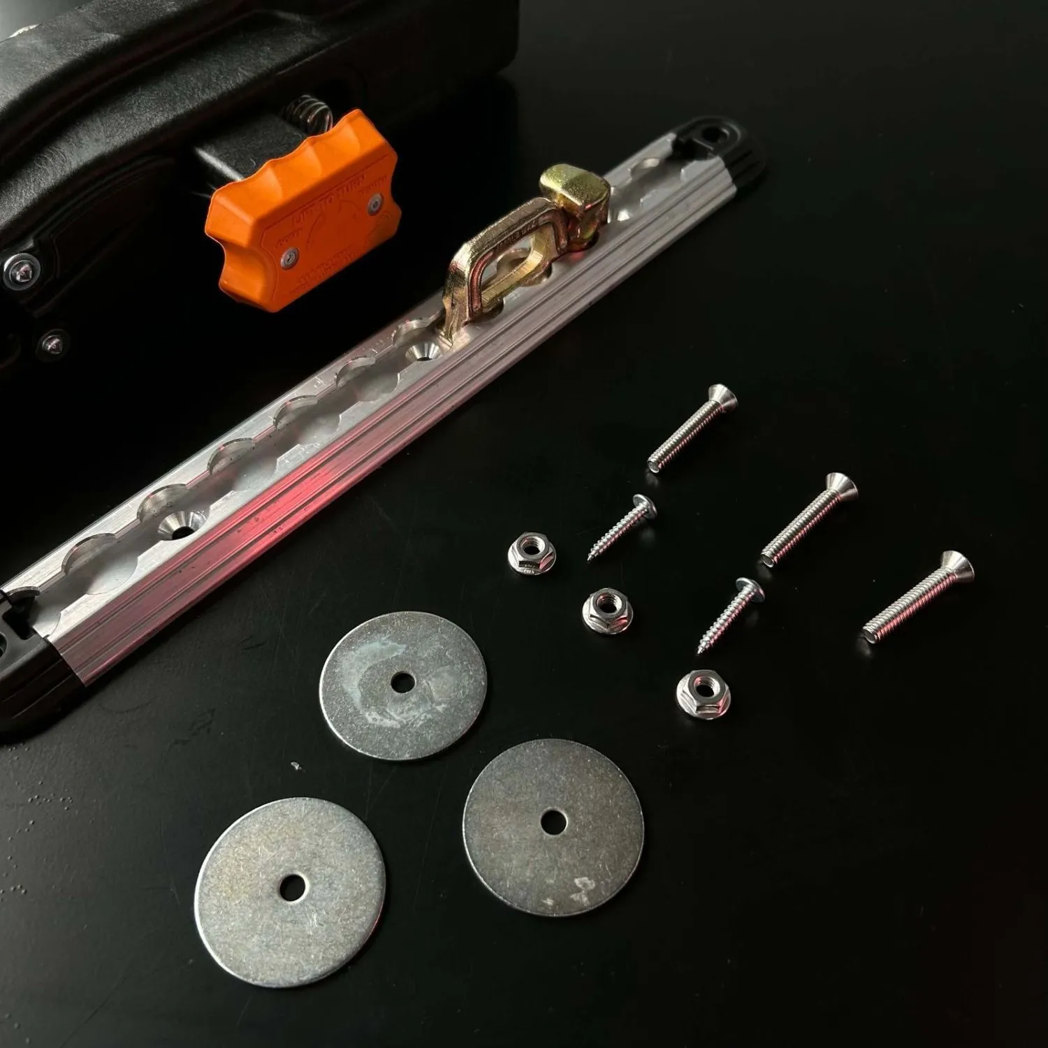 Пластиковые фиксаторы для крепления снегохода к кузову прицепа (задние) для Снегоходов